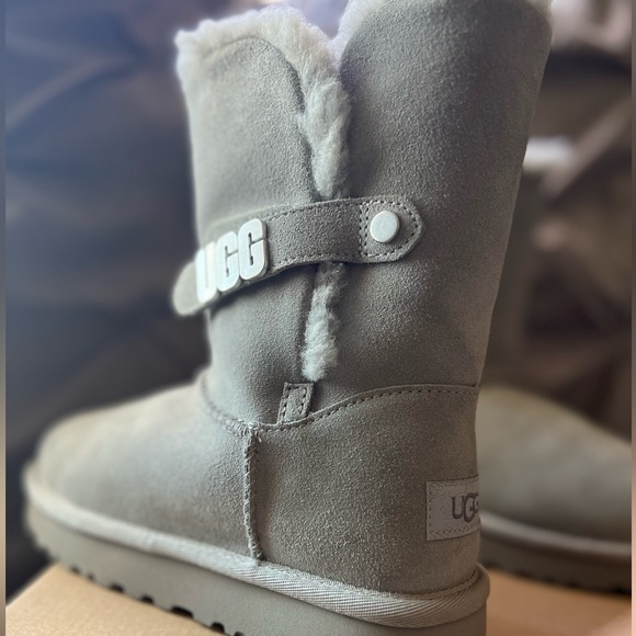 UGG Bailey Metal Graphic Leather - Picture 3 of 11